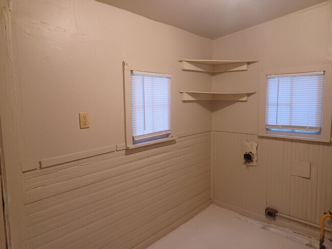 Building Photo - Great 2 Bedroom / 1 bath home on South side