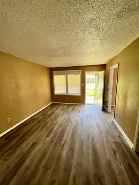 Building Photo - Cute Duplex For Rent!