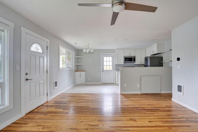 Building Photo - Chic 3-bdr/1-bath bungalow in heart of SE ...