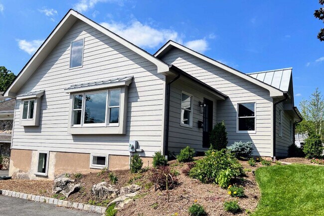 Building Photo - 26 Bogert St