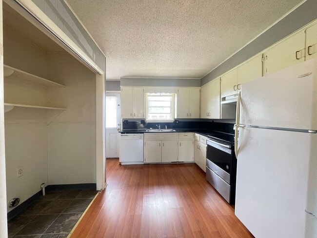 Building Photo - 5364 S Hutchinson Ave
