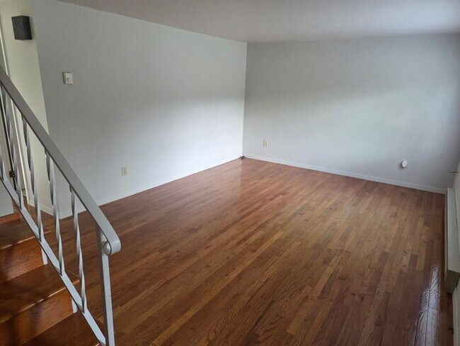 Foto del edificio - 2 bedroom townhome.