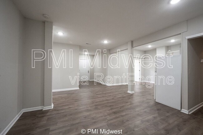 Foto del edificio - 5037 E 10th St