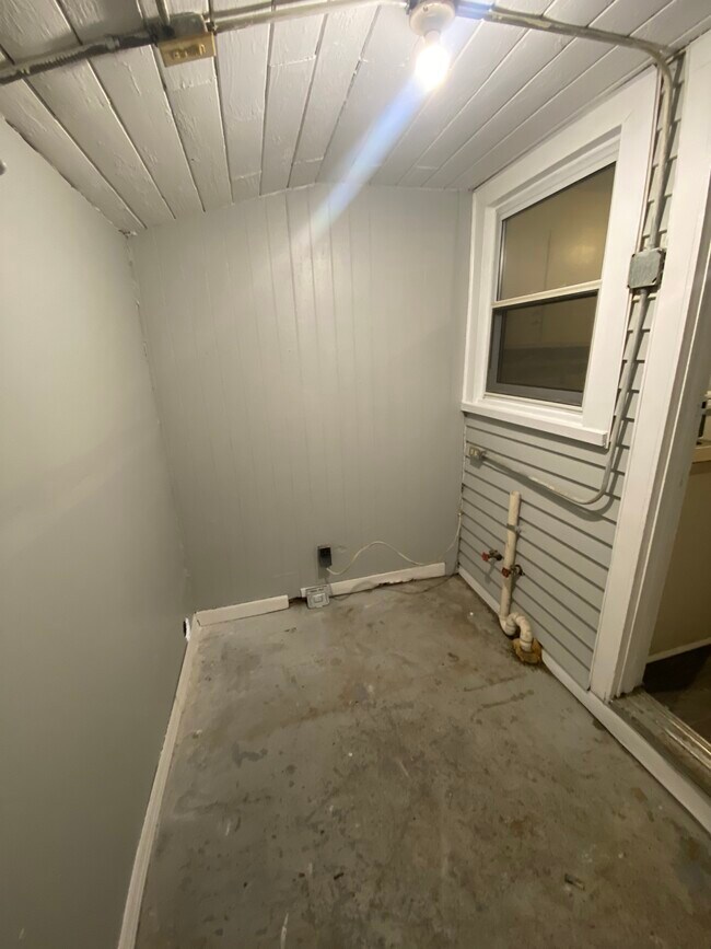 Building Photo - 112 Bismark St
