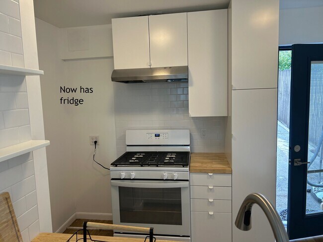 La cocina ahora tiene nevera. - 10769 Redmont Ave