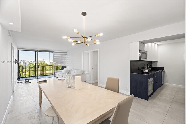 Foto del edificio - 20301 W Country Club Dr