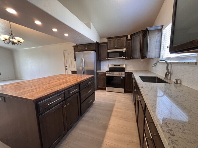 Building Photo - 627 E 700 N