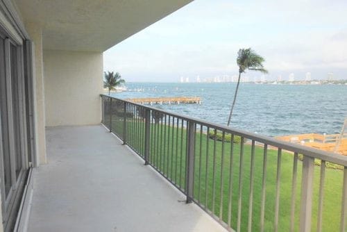 Building Photo - 3040 Lake Shore Dr