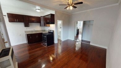 Building Photo - 2404 1/2 S Budlong Ave