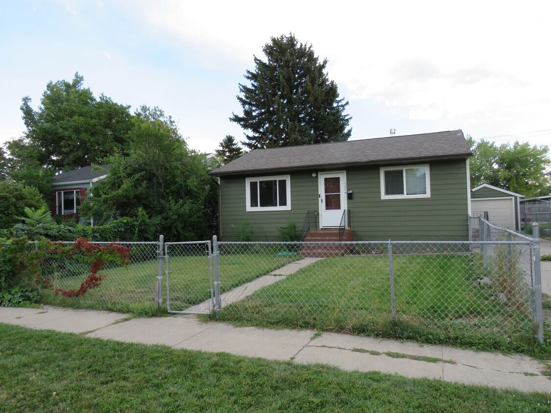 Primary Photo - 4 Bed (2 non-egress) / 2 Bath
