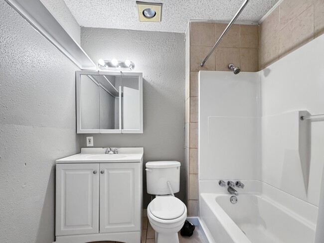 Foto del edificio - 321 Robinson Ave