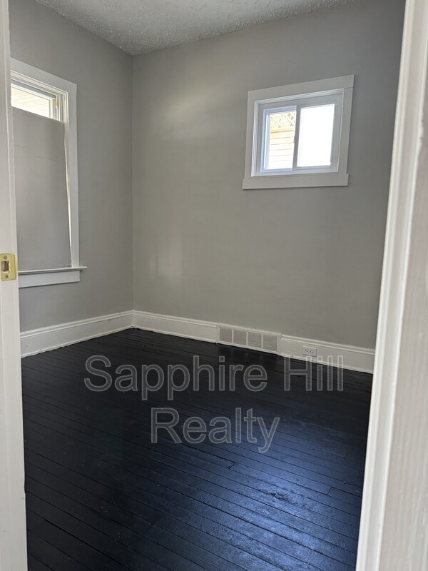 Foto del edificio - 2927 E 126th St