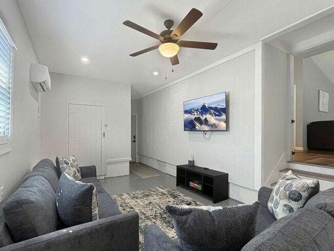 Building Photo - 501 W 9th St