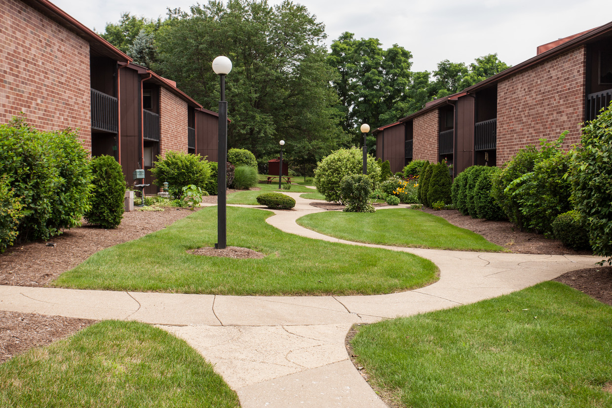 Los atractivos y paisajes de apartamentos bien mantenido - Quail Hollow Apartments