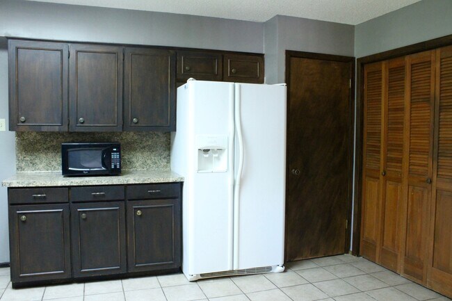 Building Photo - Home on Loneman Creek with large Shop!