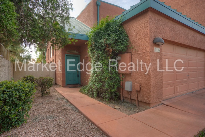 Primary Photo - 2027 E University Dr