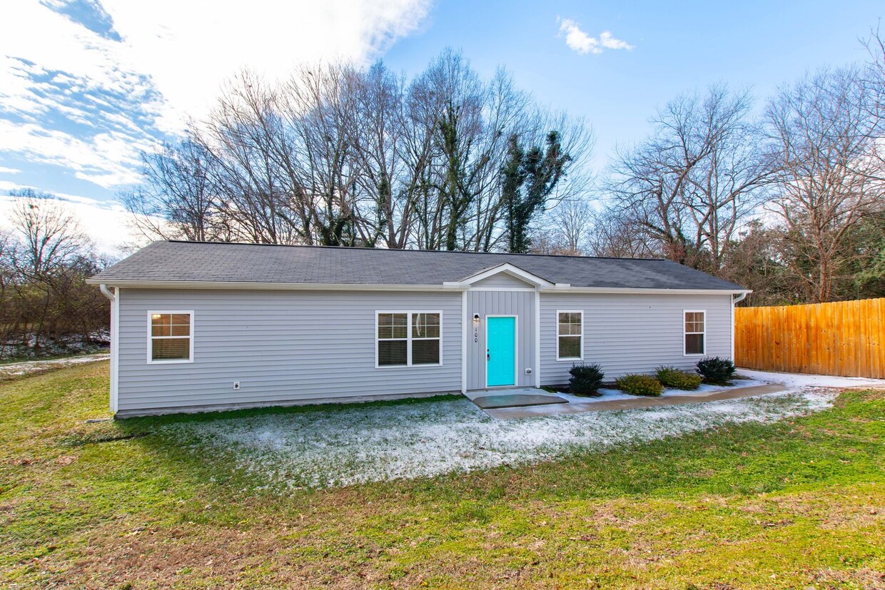 Primary Photo - Charming 3 bedroom/2 bathroom ranch minute...