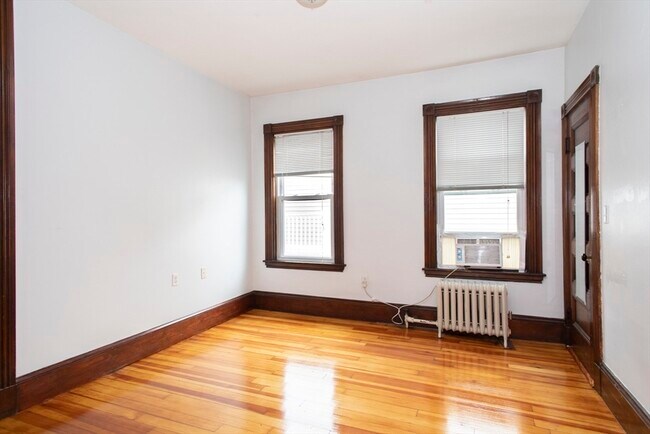 Building Photo - 17 Bellflower St