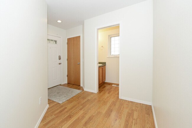 Building Photo - 264 Dailey Ave