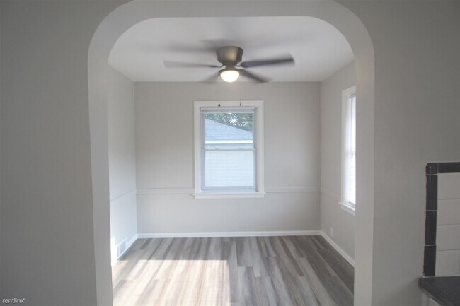 Building Photo - 1411 N Riley Ave