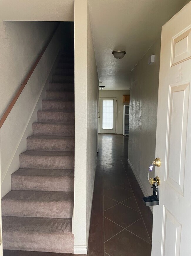 Foto del edificio - 3 BED, 2.5 BATH Townhouse; Close to ACU