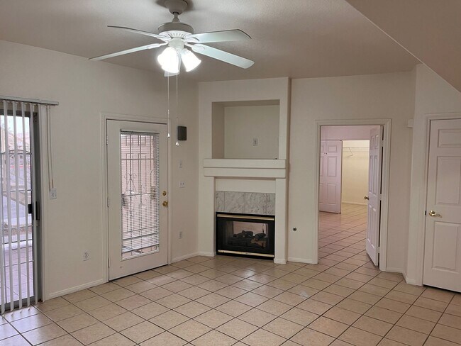 Building Photo - Mannetta Lane Condo / 2 BR - 1st Floor