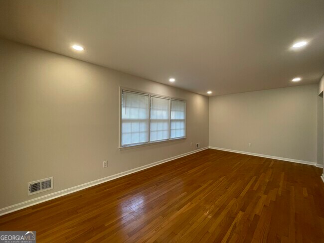 Foto del edificio - 2297 Hylaea Rd