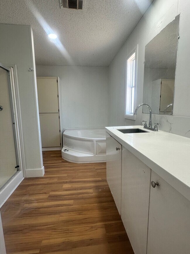 Building Photo - Renovated and Spacious 5/3 MOBILE HOME - WEST BOCA RATON