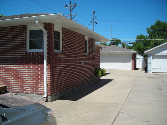 Double Car Garage - 1521 Alpha St