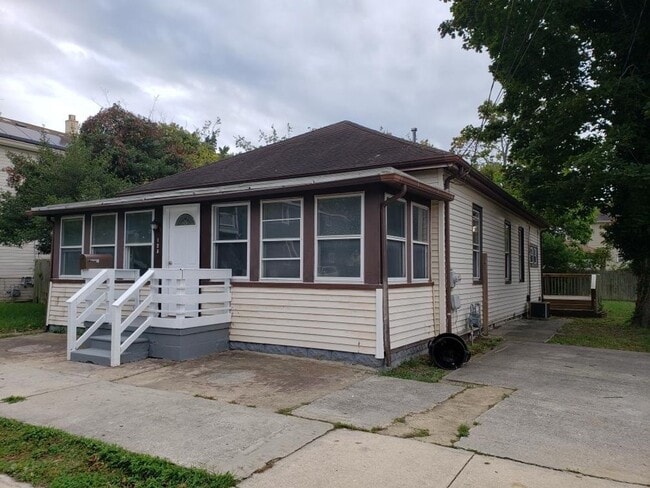 Building Photo - Newly Renovated 4 Bedroom, 1 Bath! Ready for Move-In!!!!