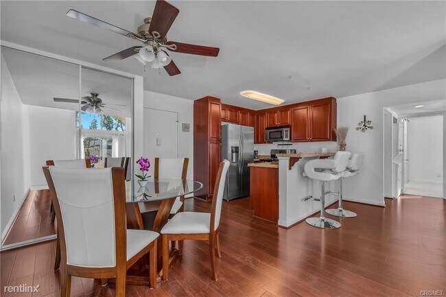 Foto del edificio - 2 br, 2 bath Condo - 5520 Owensmouth Ave A...