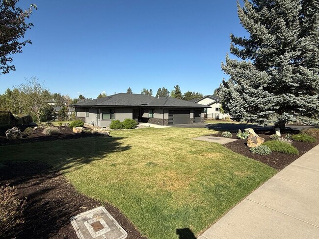 Foto del edificio - Beautiful and Spacious 3 Bed/2.5 Bath Home on 0.46 Acre Lot in SE Bend