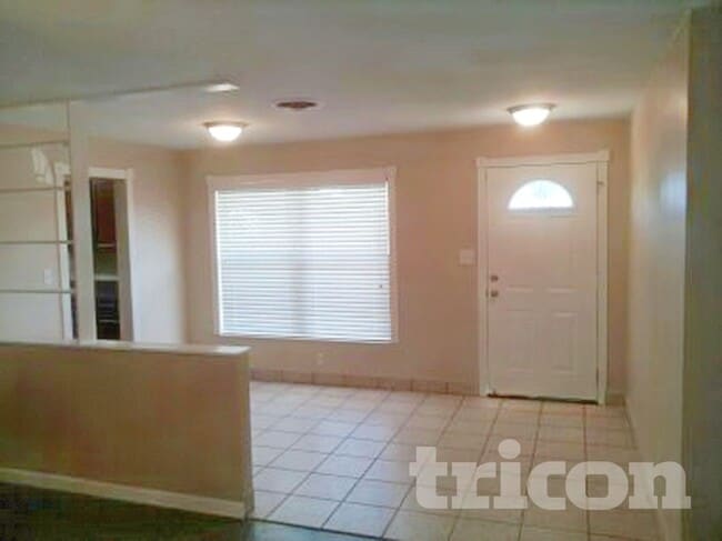 Building Photo - 1122 Ibsen Ave