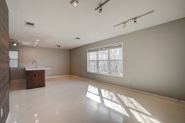 Foto del edificio - 2450 Ashdale Dr