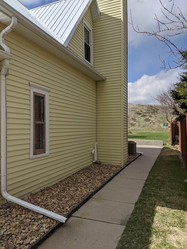 Foto del edificio - 208 W 2nd Ave