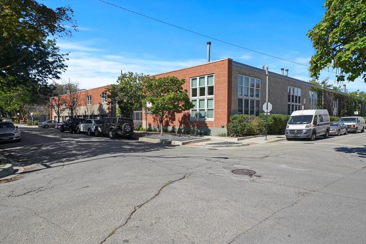 Primary Photo - 1300 W Altgeld St