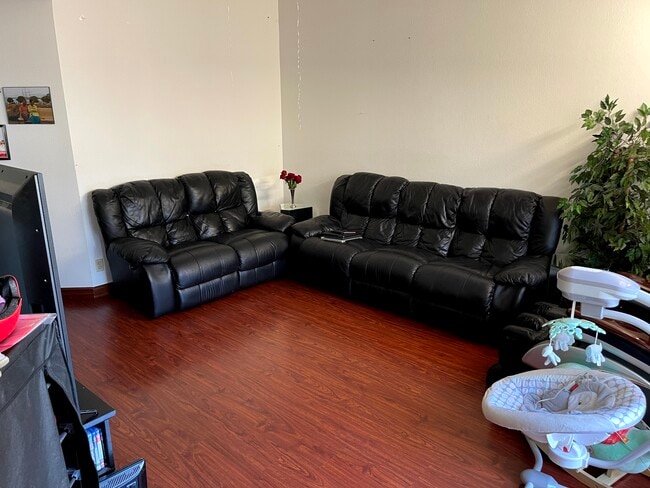 Living room - 46840 Winema Cmn