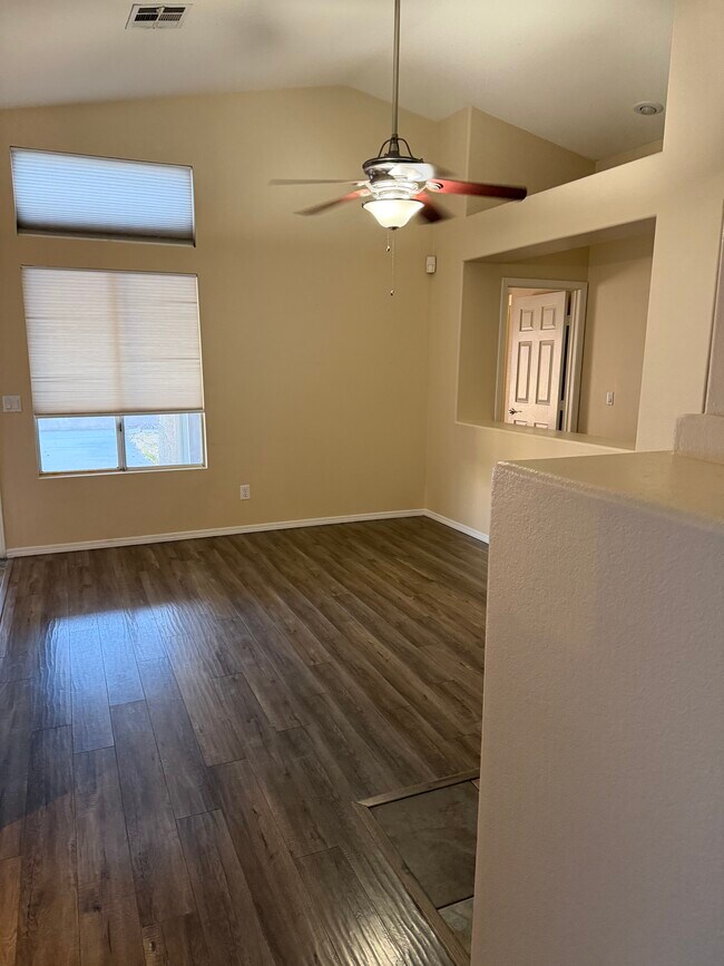 Foto del edificio - 2443 Avenida Flores