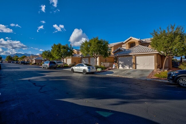 Building Photo - Fantastic 3 bed condo