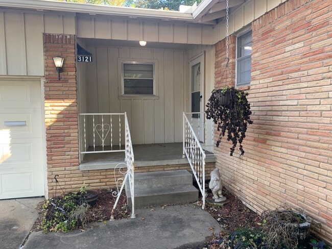 Building Photo - Cute, Cozy & Move-In READY!