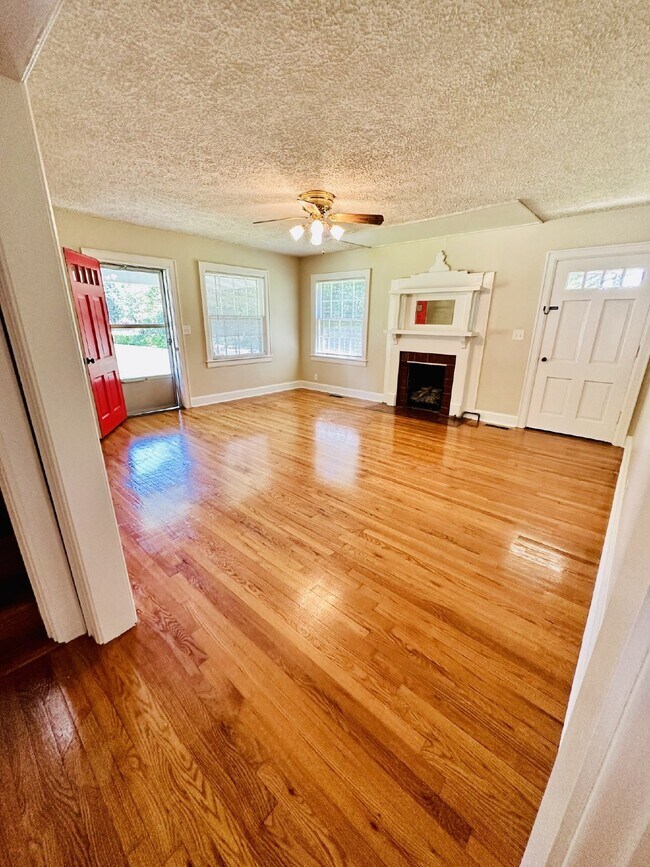 Building Photo - COMING SOON...Wonderful 3BR/2.5BA in Hende...