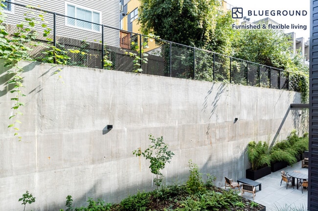 Foto del edificio - 2222 15th Ave W