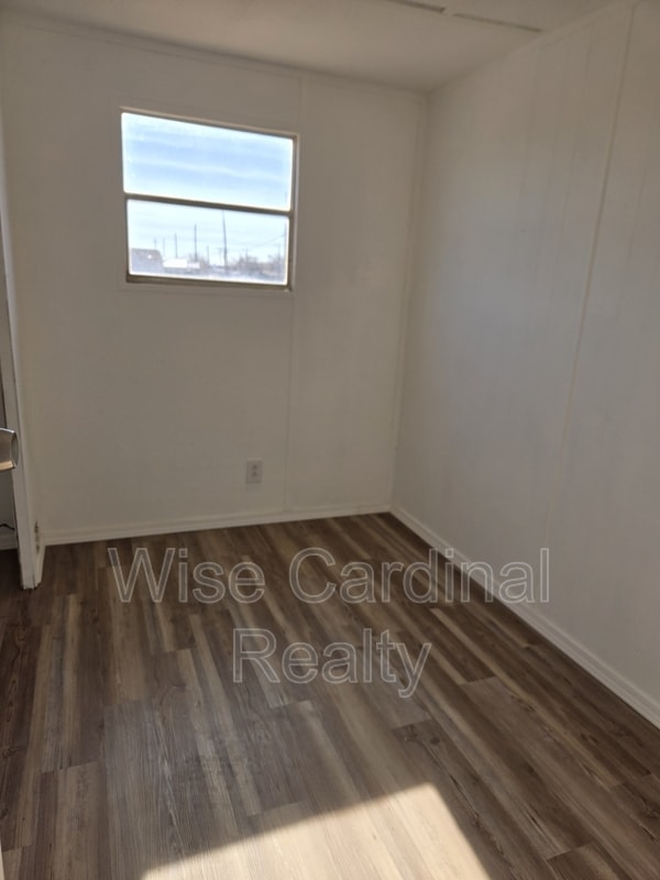 Building Photo - 502 N Avenue F