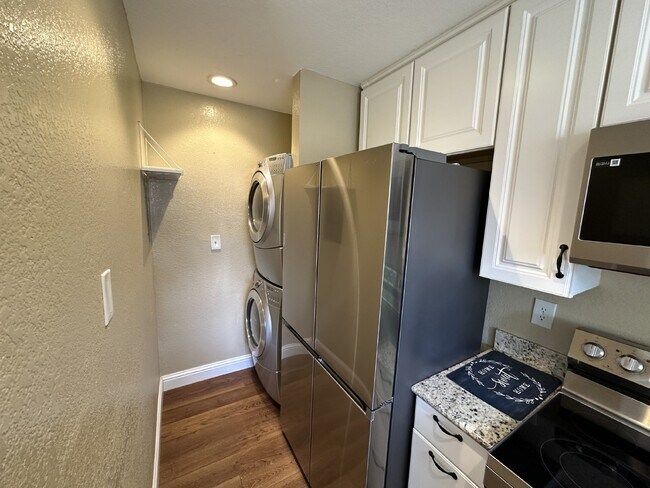 Foto del edificio - Spacious 3 Bed, 2.5 Bath West Dublin Townh...