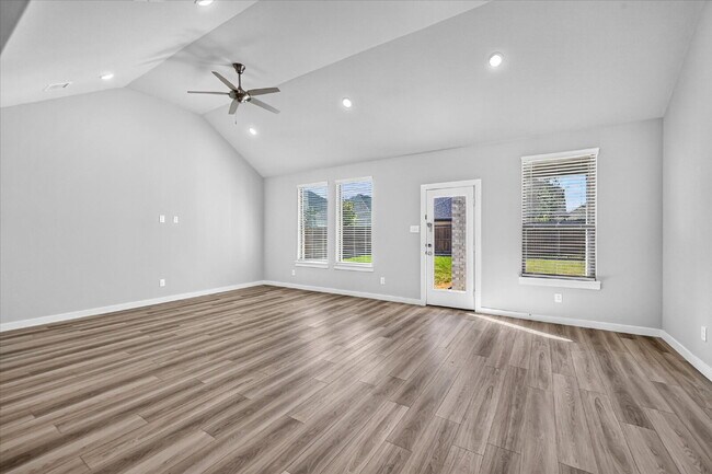 Foto del edificio - Spacious 5-Bedroom, 4-Bath Home with Washer, Dryer & Refrigerator