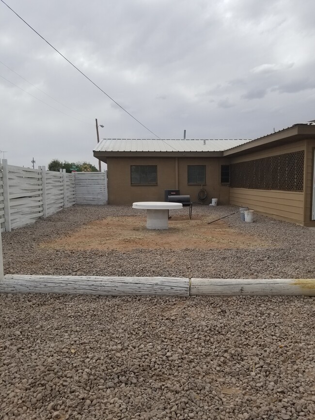 Building Photo - 2322 Country Club Dr