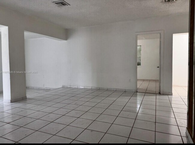 Foto del edificio - 1565 NE 141st St