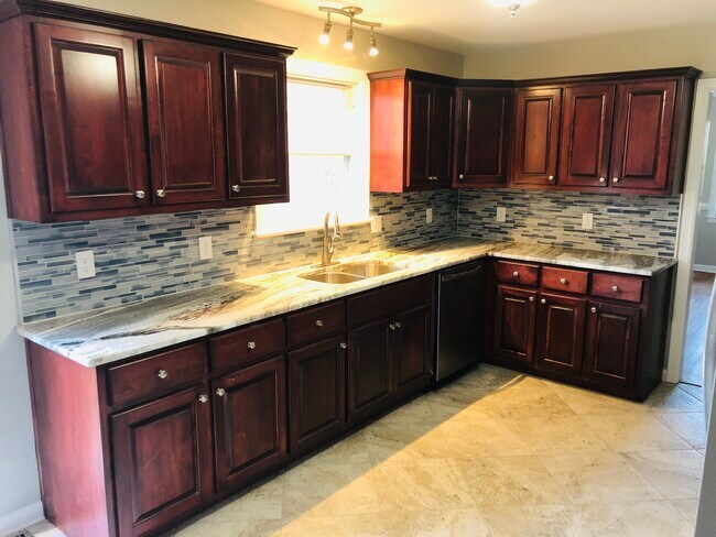 Gourmet Kitchen with GRANITE countertops! - 3220 Glenview Ave