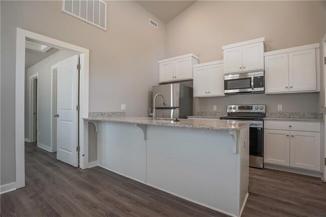 Building Photo - 748 N Honey Locust Bnd