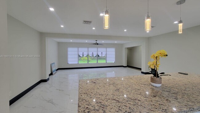Foto del edificio - 2565 NE 207th St